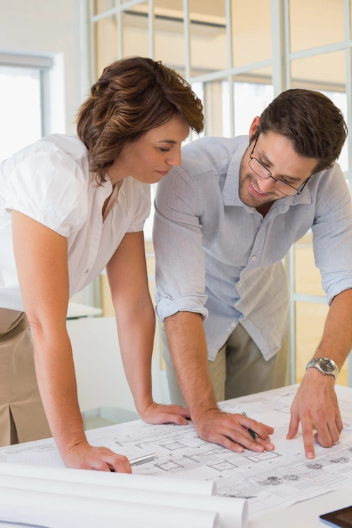 equipo de Jomgra revisando planos con un profesional